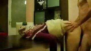 เลขานุการปีนใต้โต๊ะเ ...